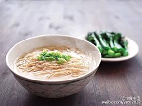 走近澳門美食，街坊最愛的足料蝦子麵